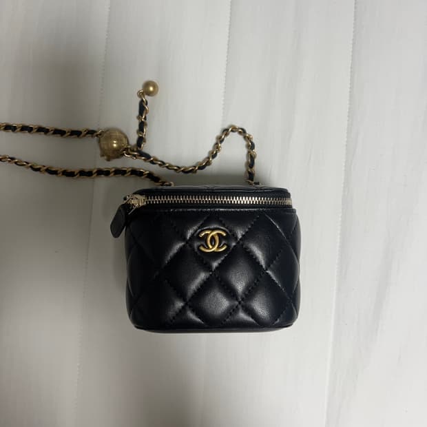 샤넬 정사각 골드볼 베니티 31번대 램스킨 블랙