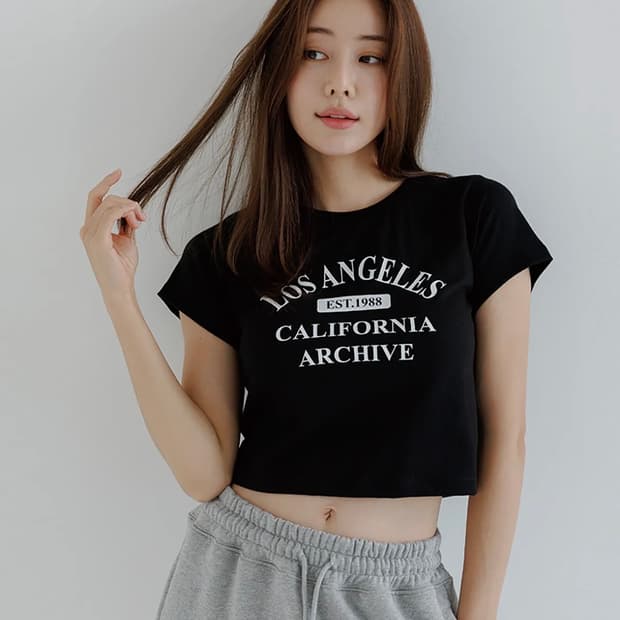 어썸스튜디오 레터링 슬림핏 크롭티 블랙