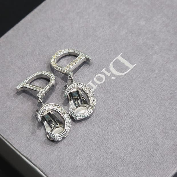 디올 은장 CD 로고 크리스탈 귀걸이