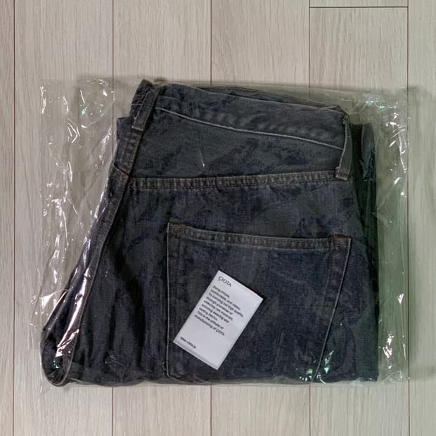 시오타 뉴 스트레이트 데님 34사이즈 미디엄 그레이 팝니다