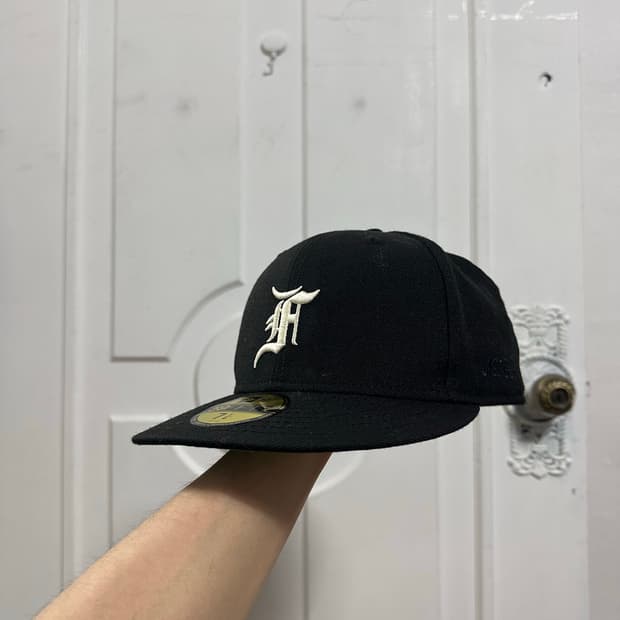 뉴에라 피어오브갓 에센셜 볼캡