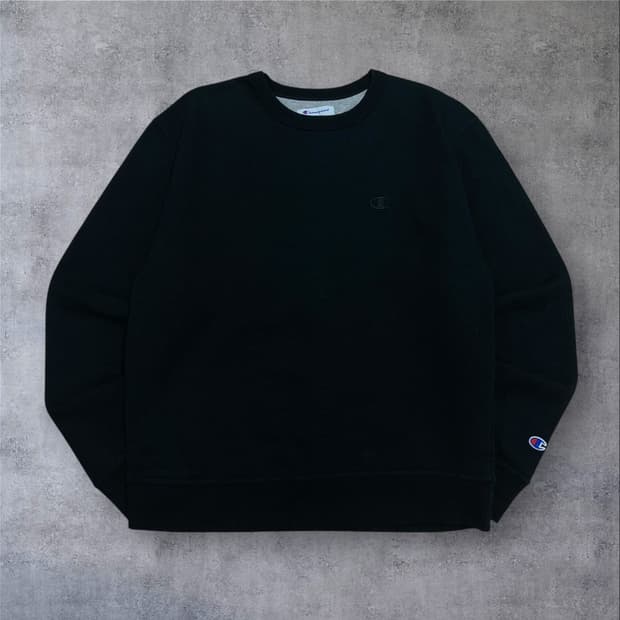 챔피온 스몰 로고 블랙 미니멀 맨투맨