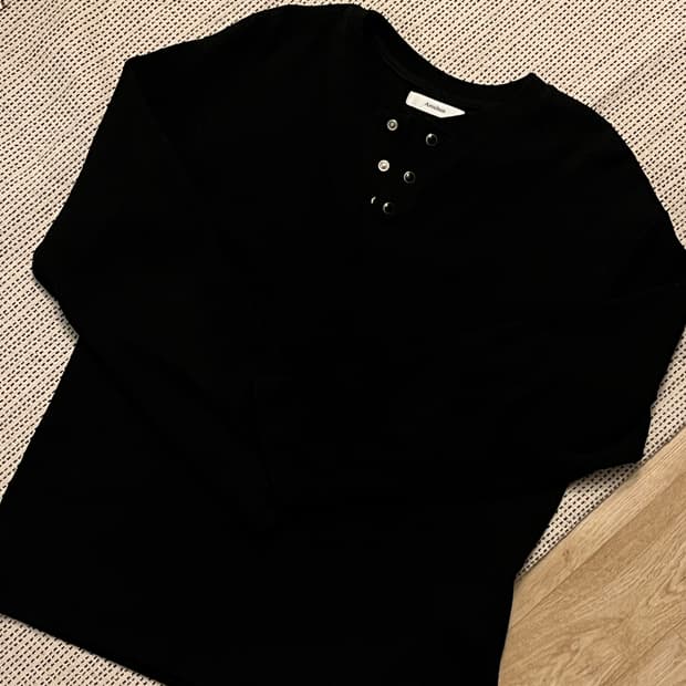 아르반 펄 버튼 와플 롱 슬리브 블랙