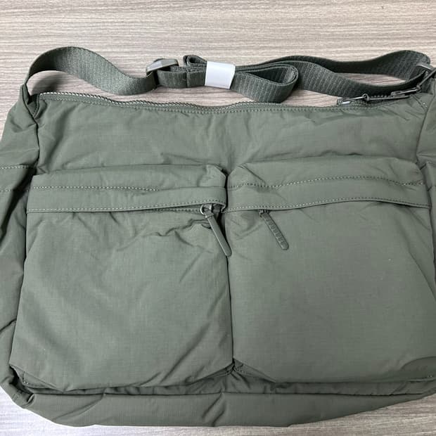 유니클로 멀티포켓 숄더백 올리브