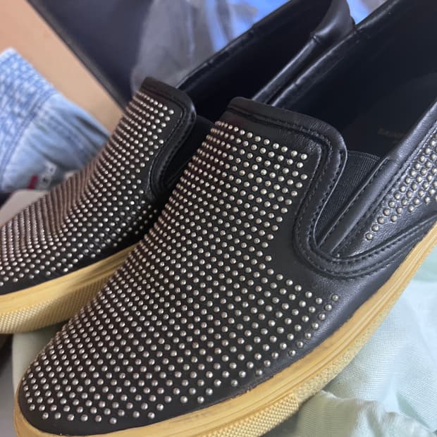 생로랑 스터드 슬립온 