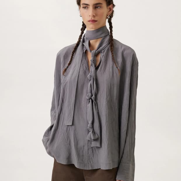 르메르 노티드블라우스 36 판매합니다. ALUMINIUM 컬러