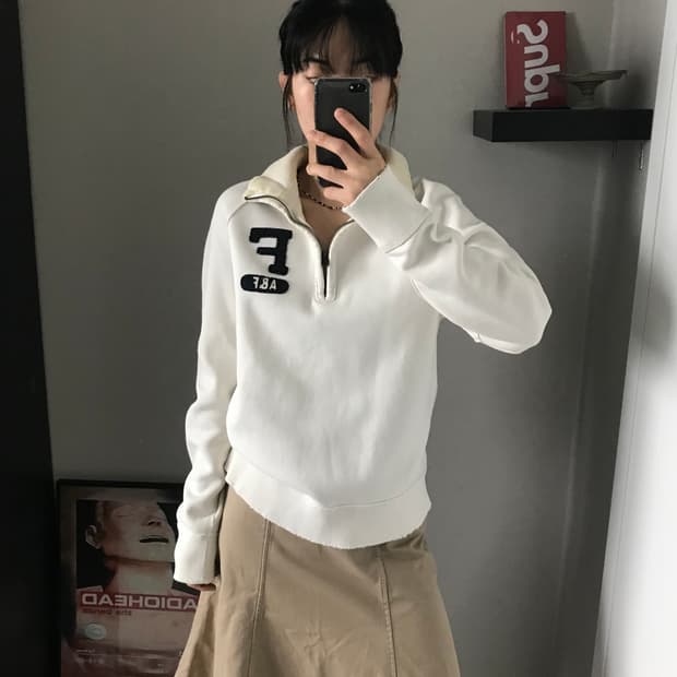 아베크롬비 자수 로고 화이트 반집업