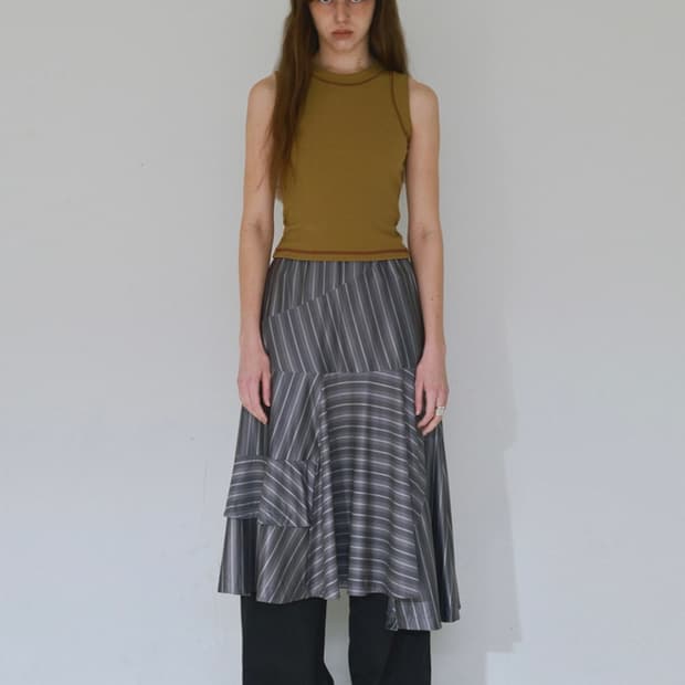 밀로우먼 어시메트릭 스트라이프 미디 스커트 F (차콜)