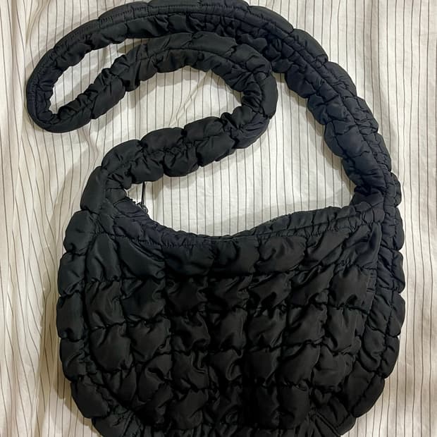 코스 퀄티드 메신저백 블랙