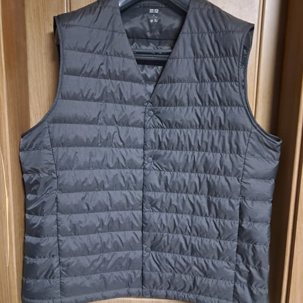 유니클로 경량 패딩조끼 XL
