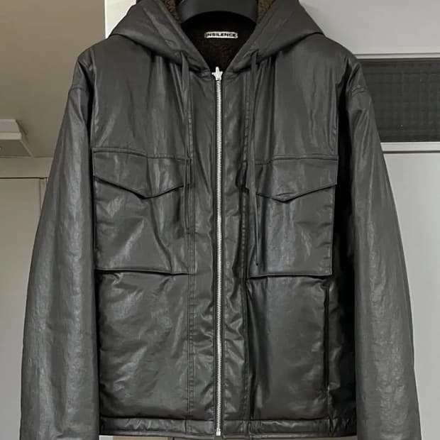 인사일런스 왁스 코티드 리버시블 점퍼