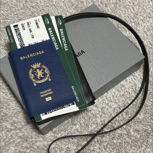 발렌시아가 패스포트 폰홀더 블루