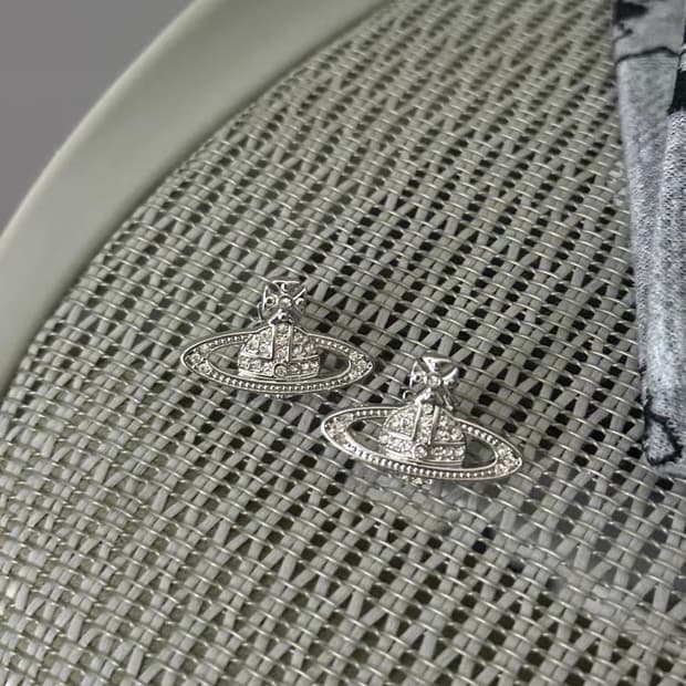 거의 새상품 풀박스) 비비안 웨스트우드 큐빅 귀걸이