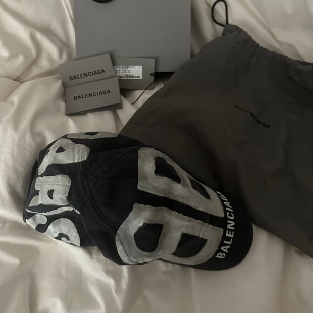 발렌시아가 스프레이드 페인팅볼캡