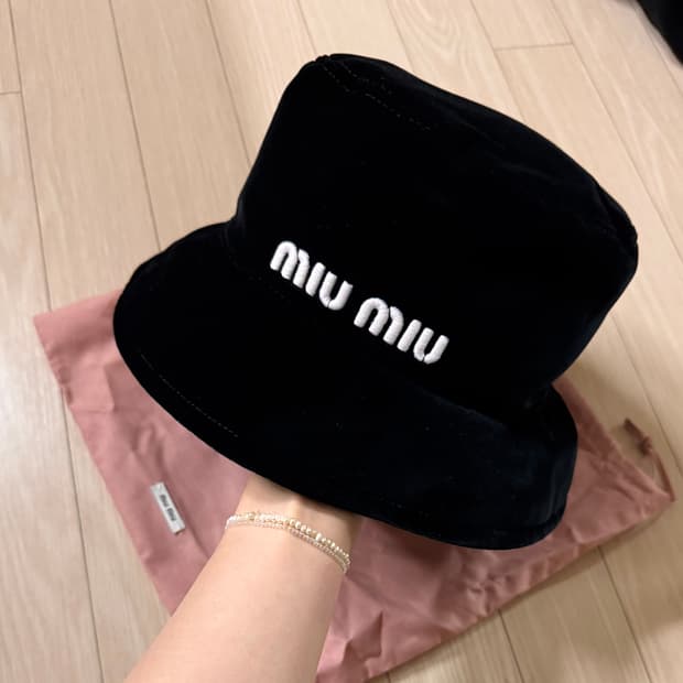 S 텍달린 새상품 정품 미우미우 miu miu 로고 벨벳 버킷햇 모자 캡