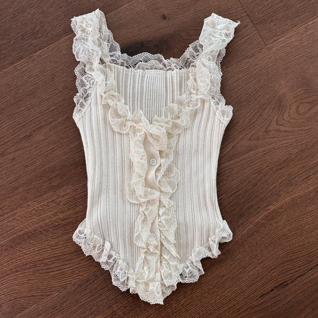 Lace sleeveless