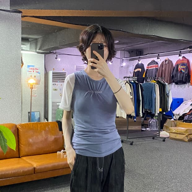 마뗑킴 미들 자수로고 셔링 슬리브리스 B5400