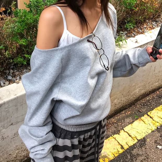 블랙업 오프숄더 맨투맨