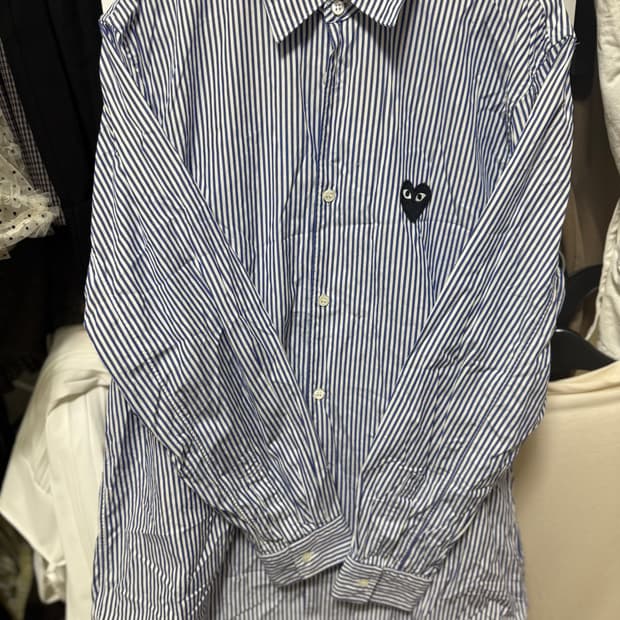 꼼데가르송 PLAY 라인의 블루 스트라이프 셔츠 판매합니다!