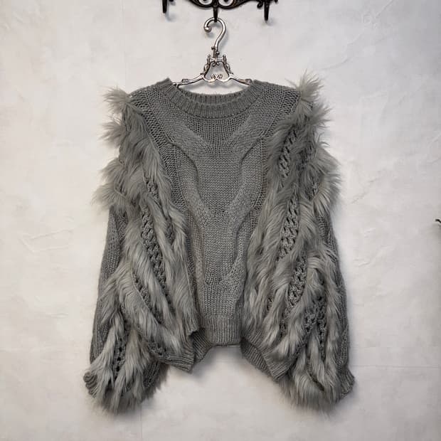 Gray grunge fur trimming over knit