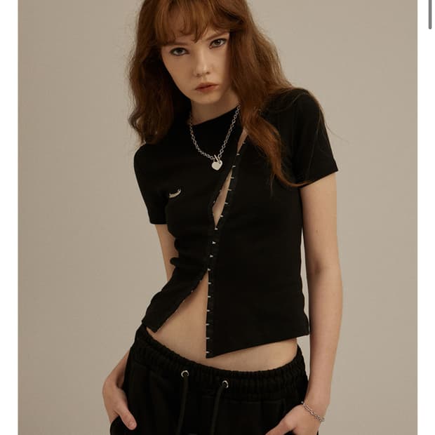 얼킨 후크아이 슬릿 타이트 티셔츠