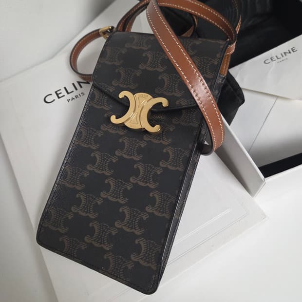 CELINE 셀린느 정품 매장가135만원 트리오페 틴 폰홀더백 폰파우치