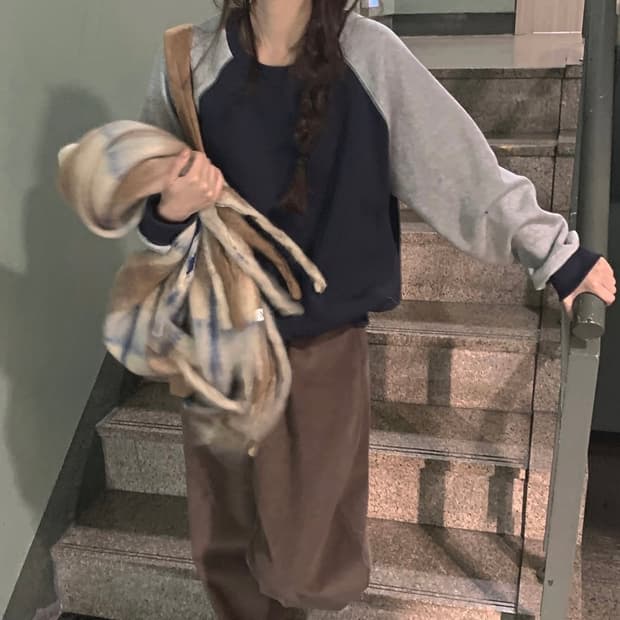 뮤트크레메 맨투맨 