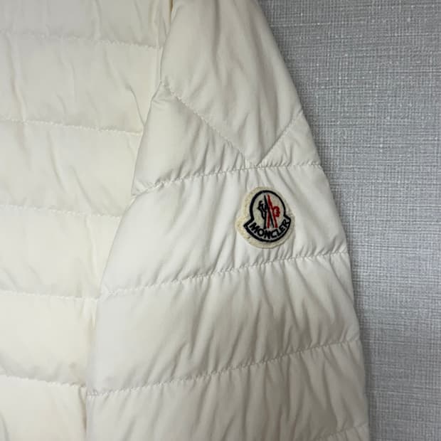몽클레어 경량패딩 아이보리