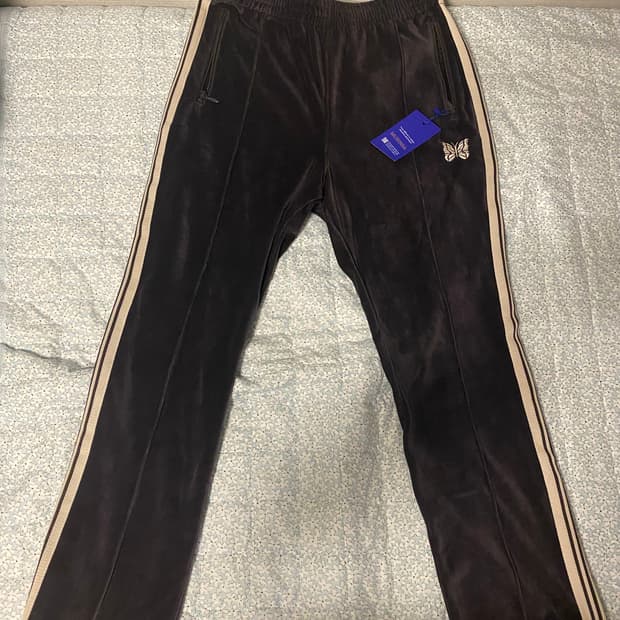 니들스 벨루어 트랙팬츠 내로우 브라운