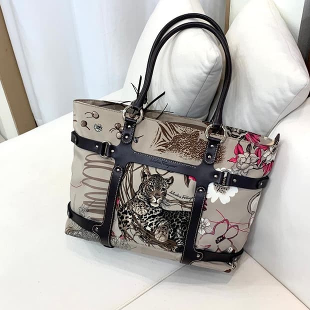 페라가모 레오파드 패턴 나일론 숄더백 (정품)