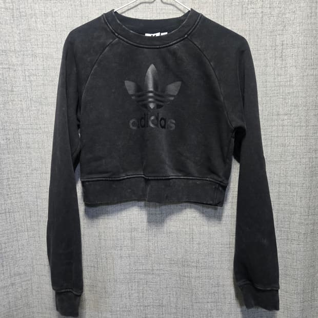 아디다스 기모  트레포일 블랙 워싱 크롭 맨투맨  