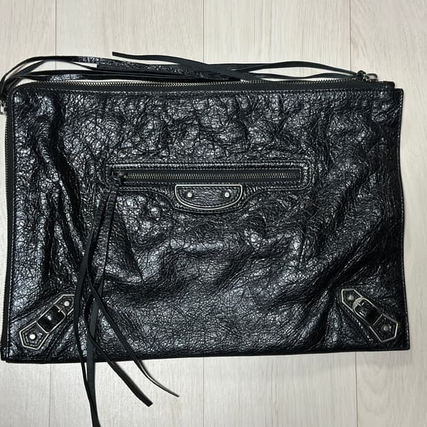 발렌시아가 파우치