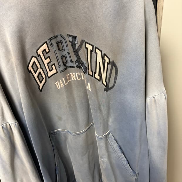 발렌시아가 비카인드후드 