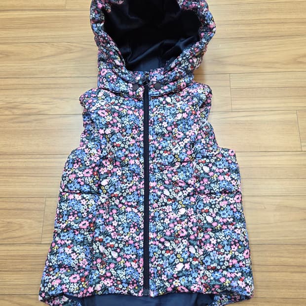 H&M 키즈 꽃무늬 후드 패딩 조끼입니다. 여아들이 정말 좋아하는 화사한