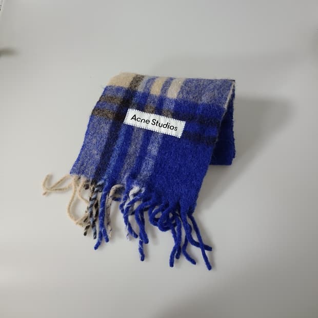 아크네 스튜디오 모헤어 타탄 머플러 일렉트릭 블루 베이지 OS
