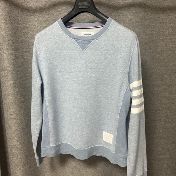 톰브라운 4선 완장 맨투맨 블루 (1)