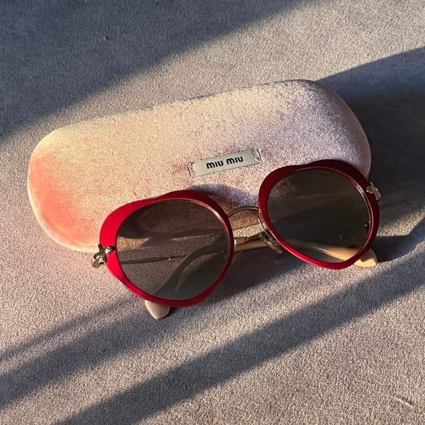 미우미우 레드 하트 선글라스 