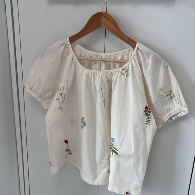 Colorer 꽃 자수 아이보리 반팔 블라우스