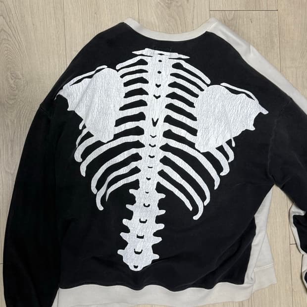 캐피탈 투톤 본스웻 맨투맨