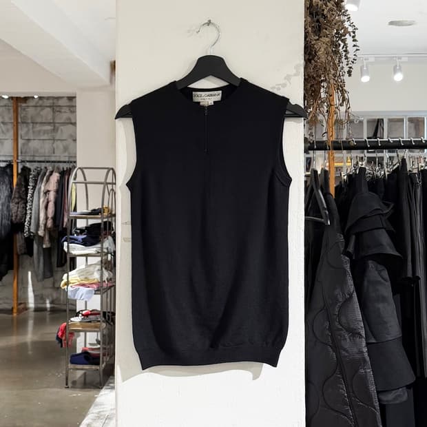 돌체앤가바나 블랙 하프집 넥라인 니트 슬리브리스