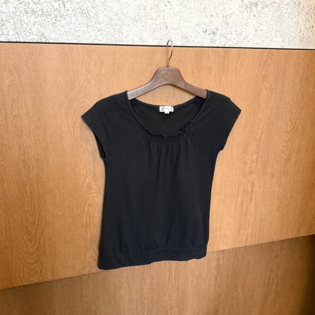 미셸 클라인 슬리브리스 티셔츠 셔링 넥라인 디테일 슬림핏 블랙