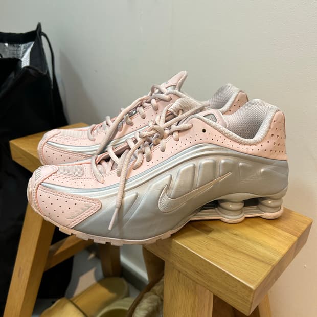 나이키 샥스 R4 베얼리 로즈 메탈릭 플래티넘 255