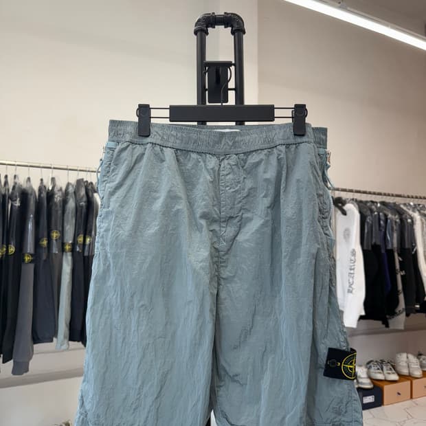 [W34 / CO] 스톤아일랜드 나일론 메탈 버뮤다 팬츠