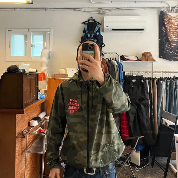 안티소셜소셜클럽 카모 바람막이