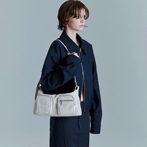 마지셔우드 아웃포켓 호보백 (크림 글로시 플레인)