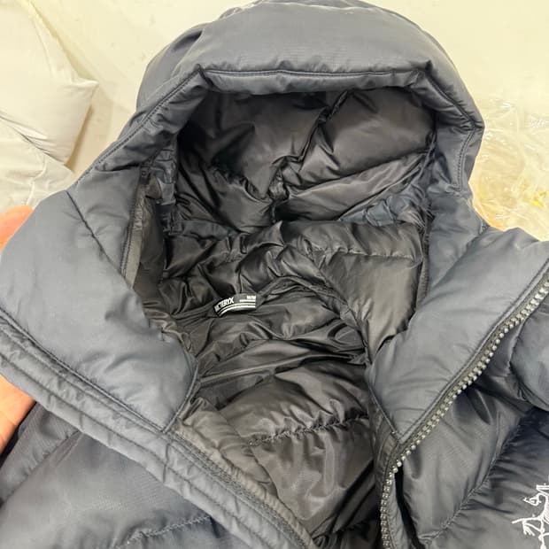 아크테릭스 토륨 M사이즈 블랙 색상입니다. 충전재 빵빵하고 상태 좋습니다