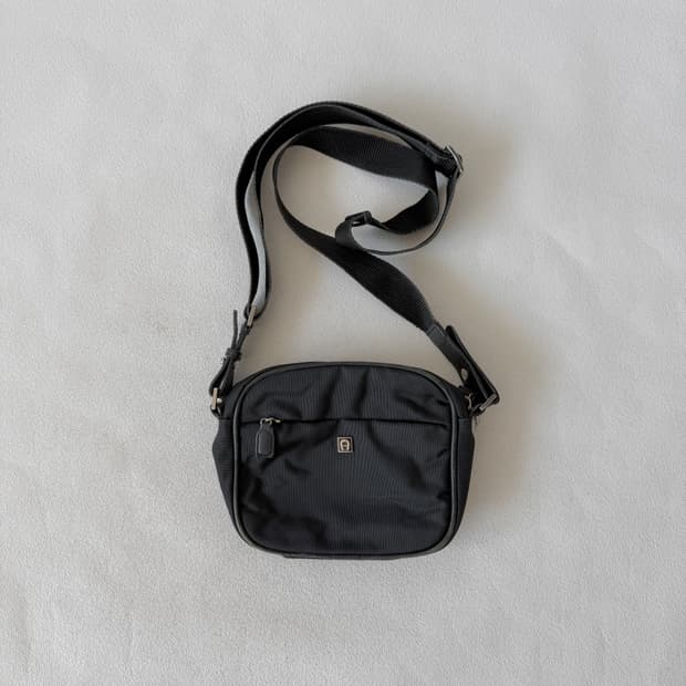 아이그너(Aigner) 나일론&레더 미니 크로스백