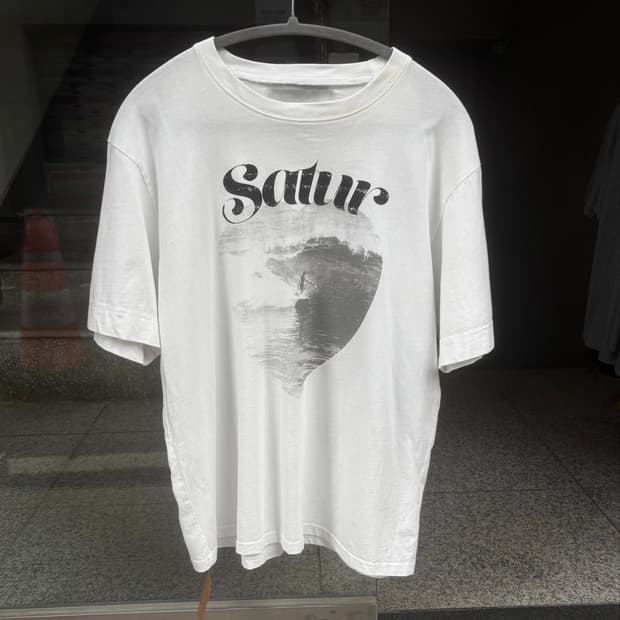 SATUR 서퍼 그래픽 반팔 티셔츠
