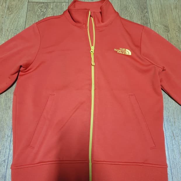 1035 노스페이스 운동복 집업 90 사이즈입니다