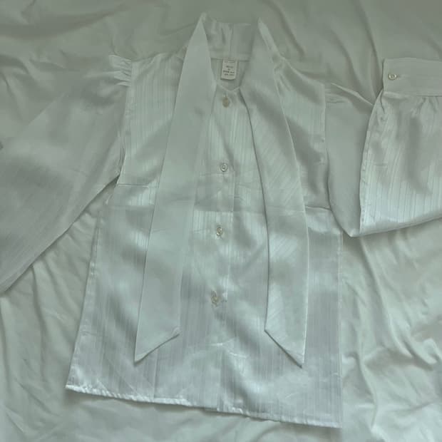 실크 타이 화이트 블라우스